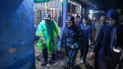 Diguyur Hujan Deras Tidak Menyurutkan Langkah Walikota Bandar Lampung Tinjau Lokasi Pasca Banjir