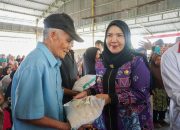 Walikota Bandar Lampung Hj. Eva Dwiana Salurkan Bantuan Beras Baznas