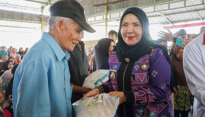 Walikota Bandar Lampung Hj. Eva Dwiana Salurkan Bantuan Beras Baznas