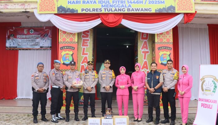 Kapolres Bersama Ketua Bhayangkari Cabang Tulang Bawang Kunjungi dan Berikan Bingkisan ke Tiga Pos Operasi Ketupat Krakatau 2025