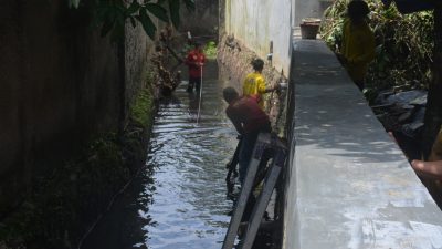 Satgas Penertiban Bangunan Pemerintah Kota Bandar Lampung, Tertibkan Puluhan Bangunan Yang Berdiri diatas Saluran Air